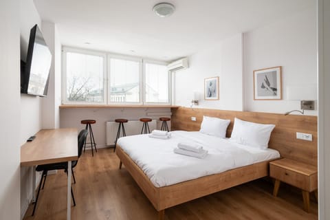 Bed, TV and multimedia, Photo of the whole room, Bedroom, hair dresser