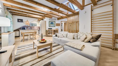 TV and multimedia, Living room, Photo of the whole room, Seating area, Dining area