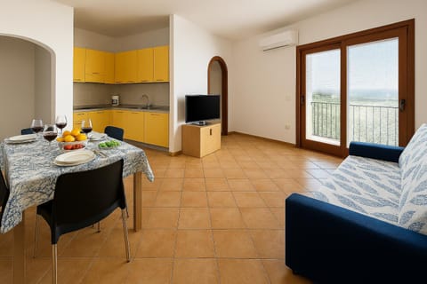 Kitchen or kitchenette, Living room, kitchen