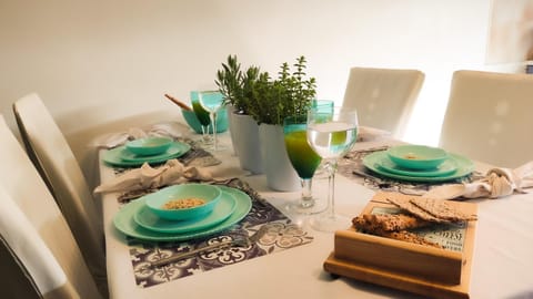 Food and drinks, Seating area, Dining area, Food, Drinks