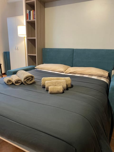 Bed, Bedroom, towels