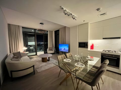 TV and multimedia, Kitchen or kitchenette, Living room, Seating area, Dining area, Evening entertainment