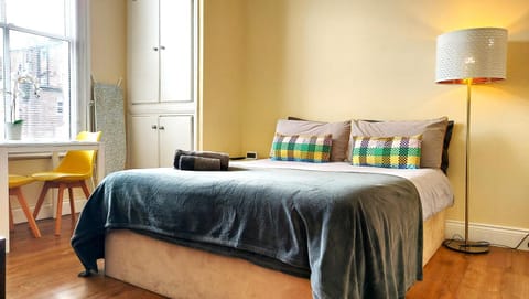 Bed, Dining area, Bedroom, wardrobe