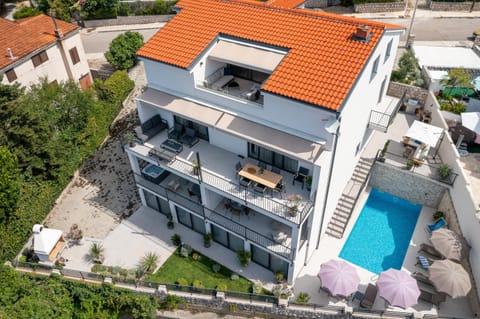 Property building, Swimming pool, sunbed