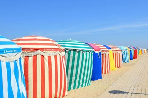 2 Pièces, face casino, 20 mètres plage. Apartment in Deauville