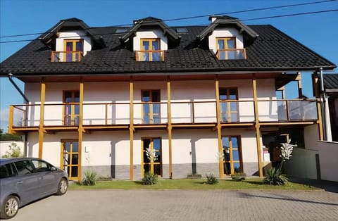Property building, Patio, Day, Balcony/Terrace, Parking, acessibility