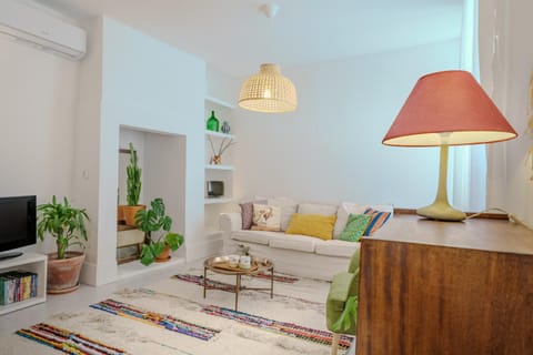 TV and multimedia, Living room, Seating area, air conditioner