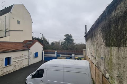 La Petite Terrasse du Parc Apartment in Gagny