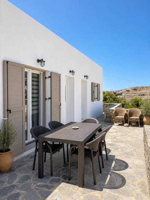 Property building, Day, Natural landscape, Balcony/Terrace