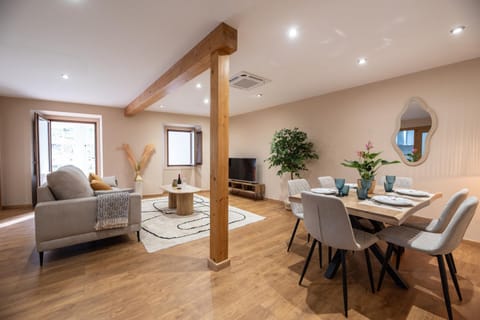 TV and multimedia, Living room, Seating area, Dining area, air conditioner