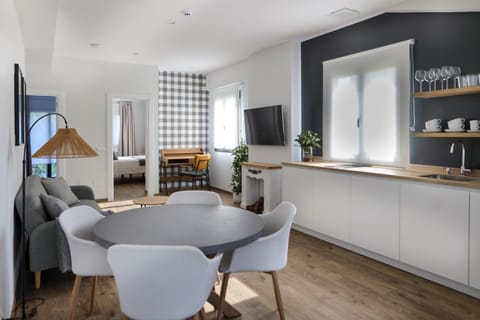 Kitchen or kitchenette, Living room, Seating area, Dining area