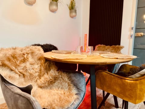 Living room, Seating area, Dining area