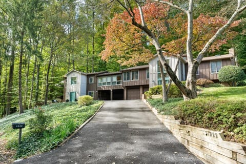 Property building, Spring, Day, Neighbourhood, Natural landscape, Garden, Garden view, Street view