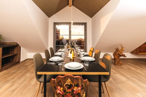 Living room, Food and drinks, Seating area, Dining area, Food
