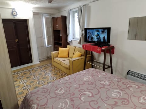 TV and multimedia, Photo of the whole room, Bedroom, hair dresser, internet, wardrobe