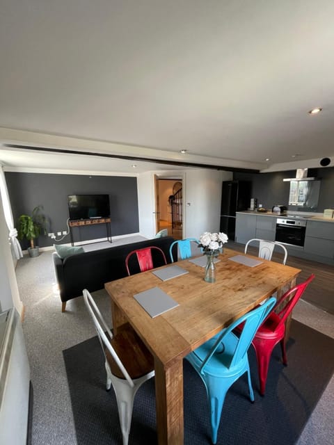 Kitchen or kitchenette, Living room, Seating area, Dining area, minibar, pet friendly