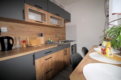 Coffee/tea facilities, Kitchen or kitchenette, Dining area, microwave, oven, toaster