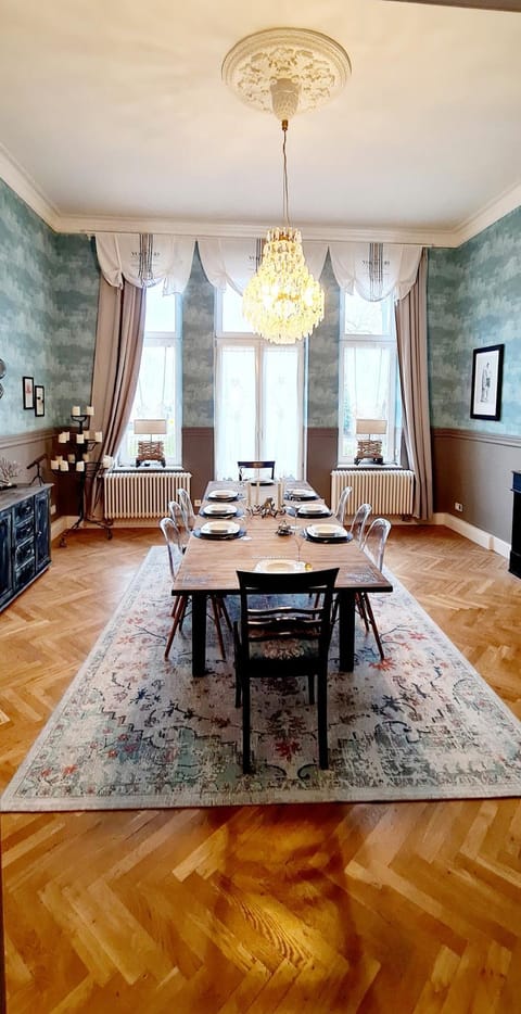 Dining area, Food