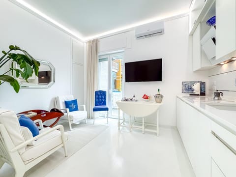 TV and multimedia, Living room, Seating area, Dining area, air conditioner