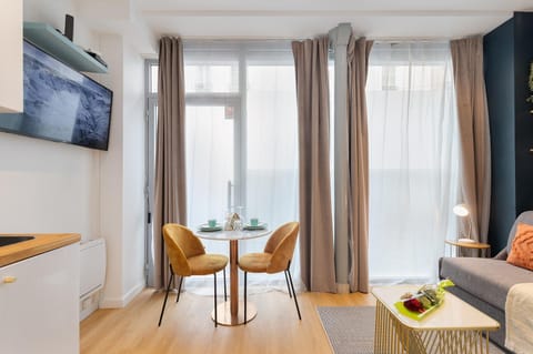 TV and multimedia, Seating area, Dining area