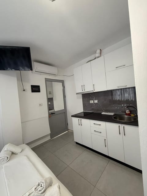 Guest House Kloen Bed and Breakfast in Vlorë