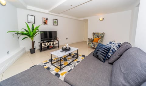 Communal lounge/ TV room, TV and multimedia, Living room, Seating area, Evening entertainment