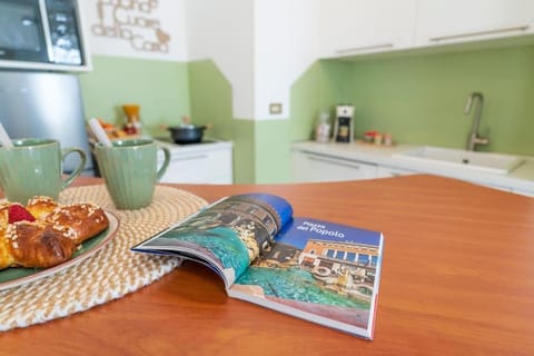 Kitchen or kitchenette, Food and drinks, Dining area