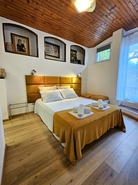Bed, Bedroom, towels