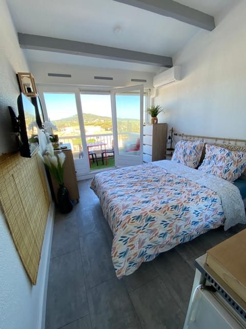 Bed, View (from property/room), Balcony/Terrace, Photo of the whole room