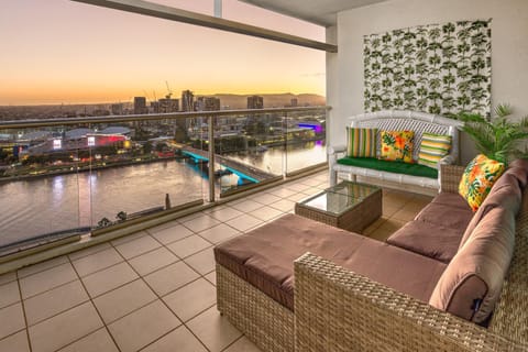 View (from property/room), Balcony/Terrace, City view, Mountain view, River view