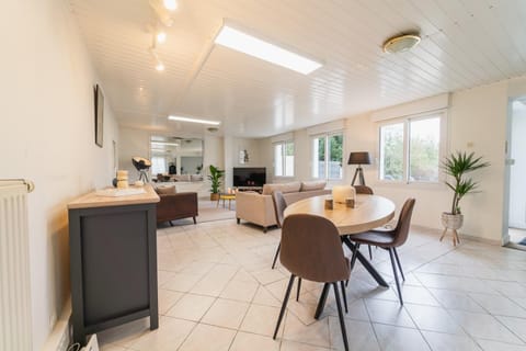 Le Gué Sourdeau: 150m² 5 min from Futuroscope Apartment in Centre-Val de Loire