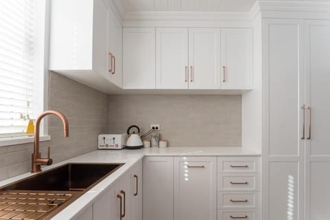 Historic Beauty in the CBD with Parking & WiFi House in Launceston