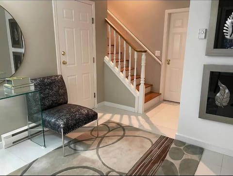 Monthly Furnished Bright Beautiful 3bedroom Suite Apartment in Oak Bay