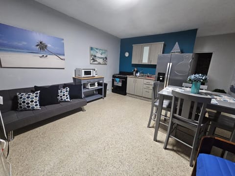 TV and multimedia, Kitchen or kitchenette, Living room, Dining area, oven, pet friendly, stove, toaster