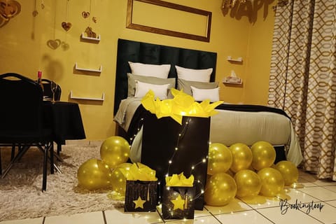 Bed, Living room, Photo of the whole room, Decorative detail, Seating area, Bedroom