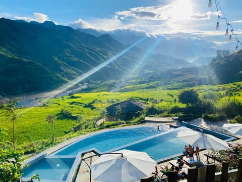 Mountain view, Pool view