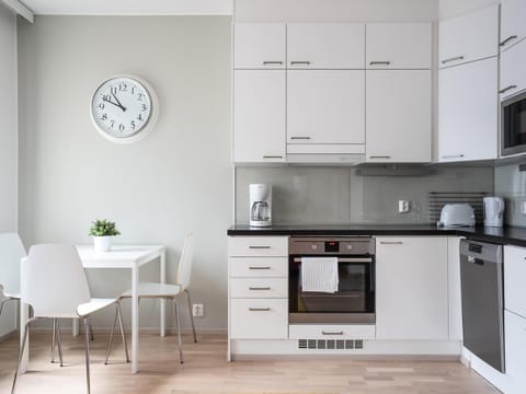 Kitchen or kitchenette, Dining area, dishwasher, minibar, pet friendly, stove, toaster