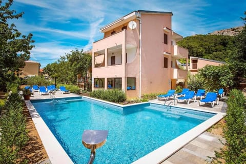 Property building, Day, Swimming pool
