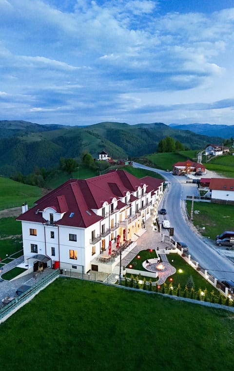 Property building, Restaurant/places to eat, Garden, Mountain view