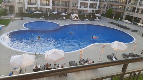 Property building, Day, Pool view, Swimming pool