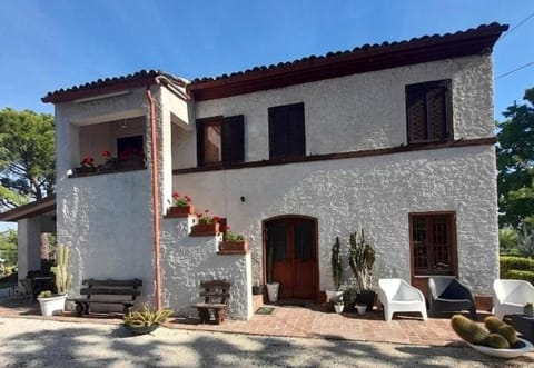 CASAL DE' PINI RELAIS TENNIS E PISCINA House in Marche