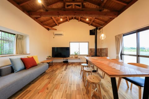TV and multimedia, Living room, Dining area, air conditioner