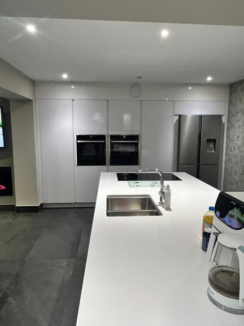 Large Modern Family Home in Murrayfield - Very close to City Centre - 10 mins by Direct Bus - Private Driveway & Garden House in Edinburgh