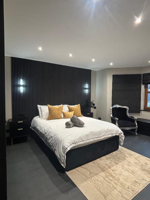 Large Modern Family Home in Murrayfield - Very close to City Centre - 10 mins by Direct Bus - Private Driveway & Garden House in Edinburgh