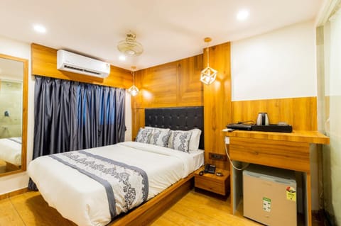 Bed, Photo of the whole room, Bedroom, fireplace, air conditioner