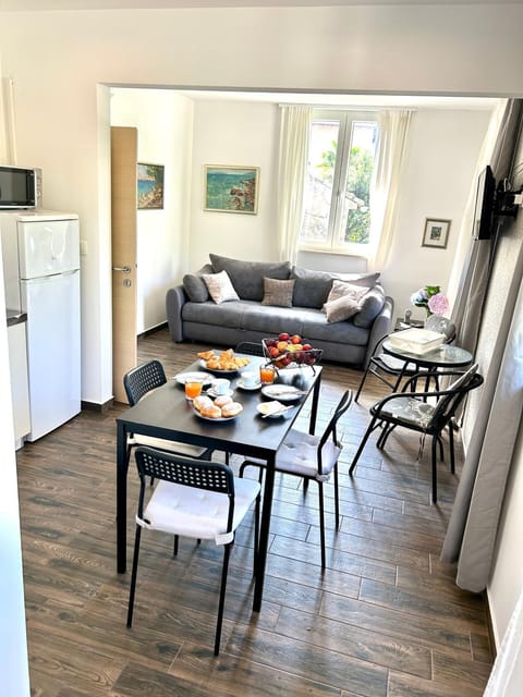 Day, TV and multimedia, Living room, kitchen