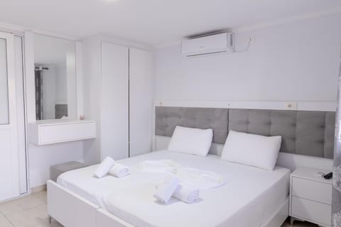 Bed, Photo of the whole room, Bedroom, towels, wardrobe, air conditioner