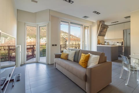 View (from property/room), Balcony/Terrace, Kitchen or kitchenette, Living room, Seating area, Dining area