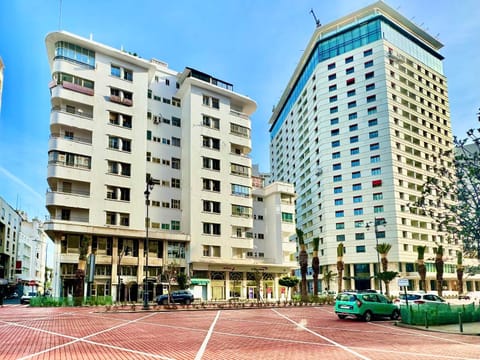 Property building, Day, Neighbourhood, City view, Street view, Location, Parking