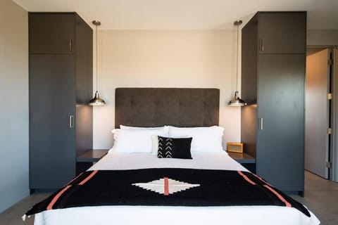 Luxury Joshua Tree Home With Hot Tub & views House in Southern California